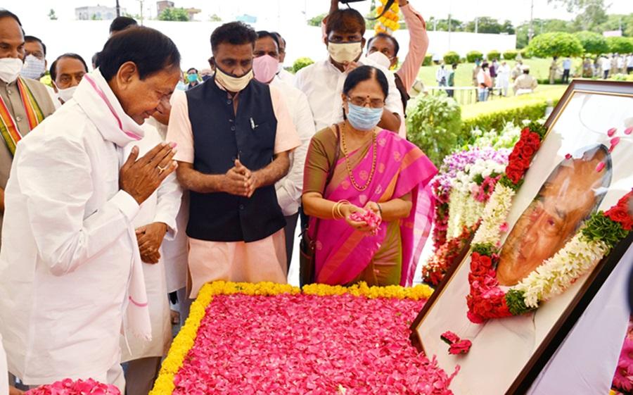 K Chandrashekar Rao paying tributes to former PM Late PV Narasimha Rao on Sunday