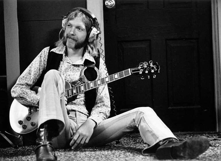 SHEFFIELD, AL - SEPTEMBER 23: Guitarist Duane Allman of the Southern rock group the 'Allman Brothers' holds his Gibson Les Paul electric guitar at Muscle Shoals Studios on September 23, 1969 in Sheffield, Alabama. (Photo by Michael Ochs Archives/Getty Images)