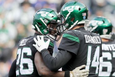 Jets Le'Veon Bell praises Sam Darnold but says QB has to stay healthy, so 'no bars'