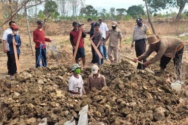 Unidentified Indonesians forced to dig graves for Kovid-19 victims