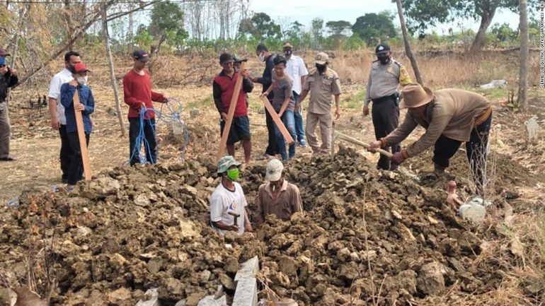 Unidentified Indonesians forced to dig graves for Kovid-19 victims