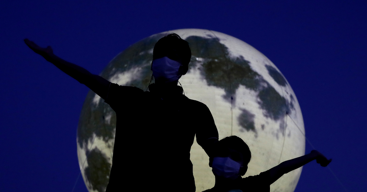 If you stare at the moon on Saturday night, NASA will really like it

