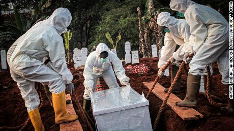 A coffin infected with the corona virus was buried in the East Jakarta city of Indonesia. 