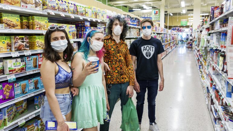 Wearing a mask in the US, but not keeping a social distance, a federal survey finds: Shots