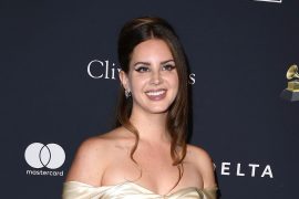 Lana Del Ray gets hot for wearing a mesh mask at her book signing