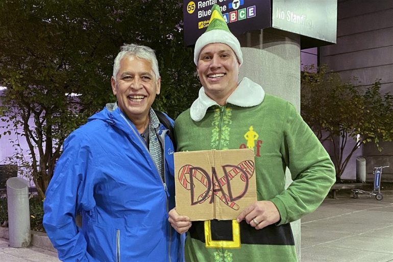 Guy recreates the scene from Elf and meets Daddy