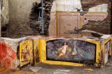 In Pompeii, an ancient "fast-food" frozen ashes of Vesuvius was found intact.
