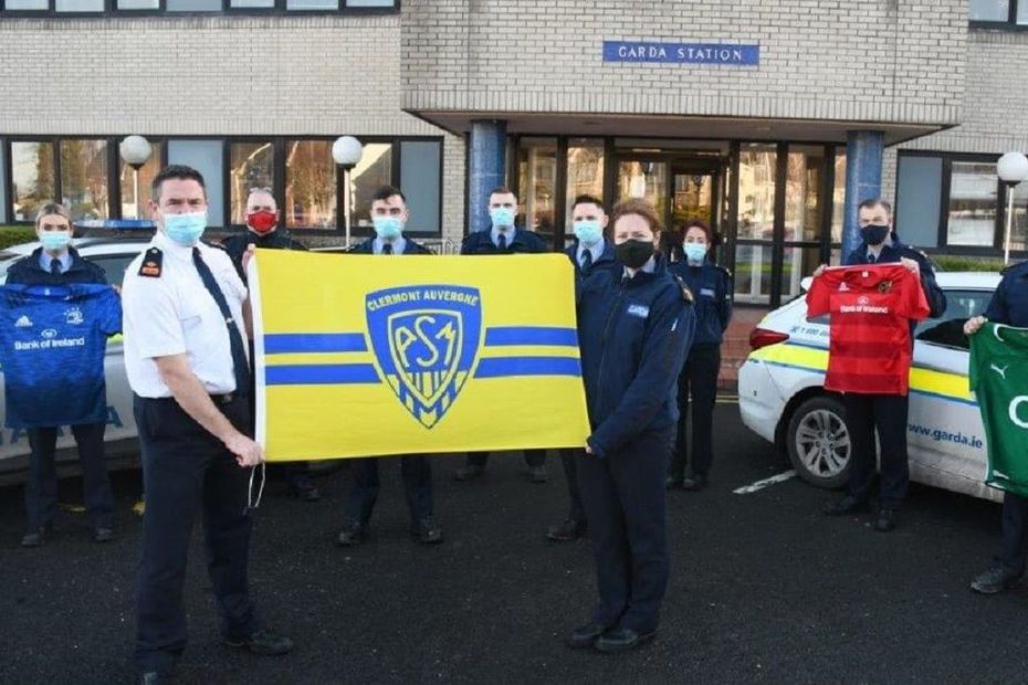 Irish police officers raise the flag of ASM Clermont Auvergne to show the gender of the slain

