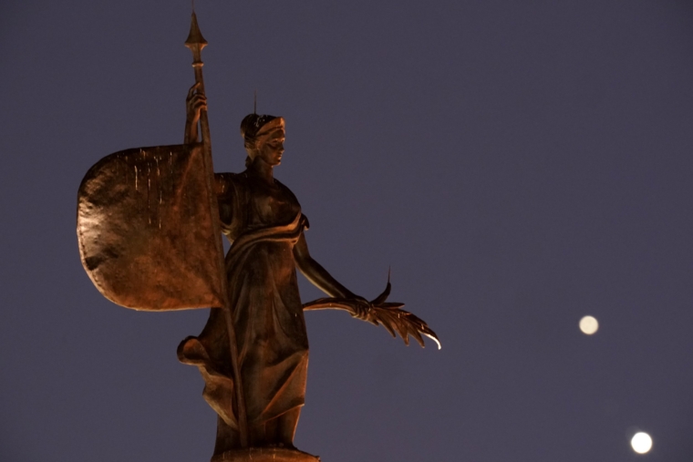 A statue can be seen in front of Seville and Spain's La Giralda Tower as Saturn's top and bottom of Jupiter can be seen after sunset on Friday, December 18, 2020 in Mons Kansas City.  As the two planets move to a, they approach each other in the sky "Excellent combination" On Monday, December 21, the two giant planets will appear one tenth of a degree.  (AP Photo / Charlie Riedel)