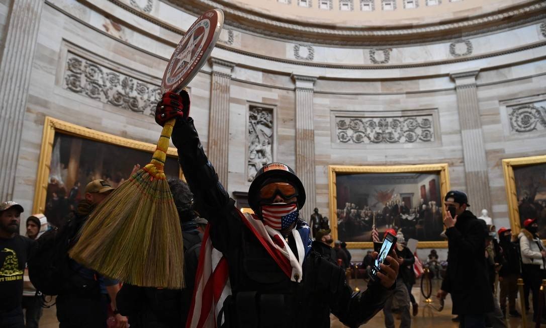 According to witnesses, there were armed demonstrators inside the building, some of whom were trying to enter the Plenary of the Chamber, where some deputies were still photographed: SAUL LOEB / AFP