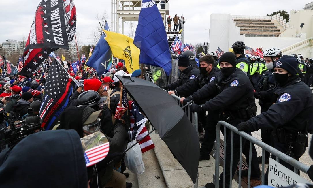 Police officials are trying to include supporters of US President Donald trampine, gathered in front of the US Capitol building in Washington, DC Photo: Lee Mill / REUTERS