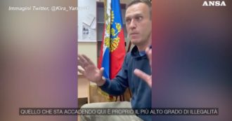 Alexei Navalny publishes a video on Twitter: “They are testing me at the police station, which is unheard of.  What is happening here is completely illegal 