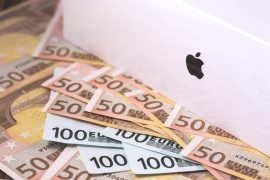 MacBook Pro e notas de euro (dinheiro)
