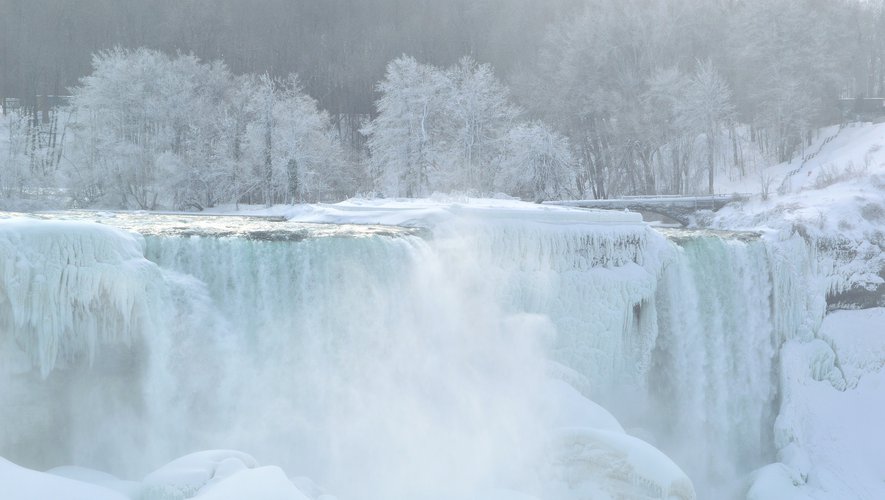 Canada: Stunning photos of cold snap frozen Niagara Falls

