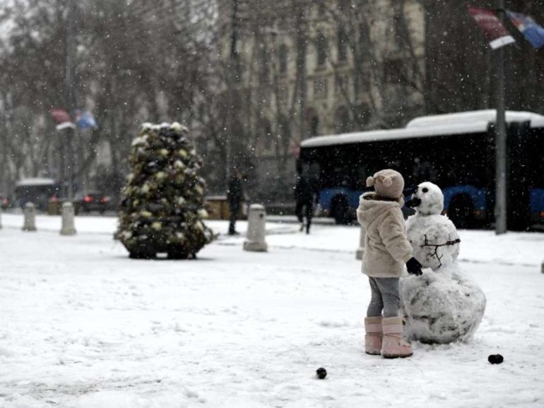 Ein Mädchen baut auf einer Straße in Madrid einen Schneemann. Foto: Óscar Cañas/EUROPA PRESS/dpa
