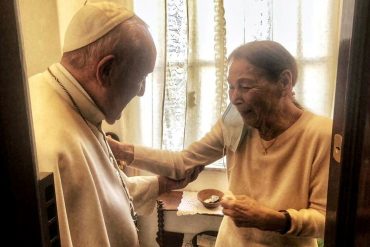 Pope visits Holocaust survivor's amazing home |  The world