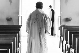 Suspendierter Priester weigert sich, Treueeid zu unterschreiben