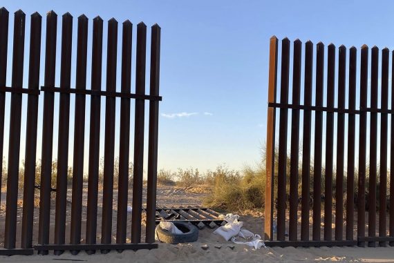 In the USA, a truck collided with a SUV and passed through a fence hole on the border;  13 dead |  The world