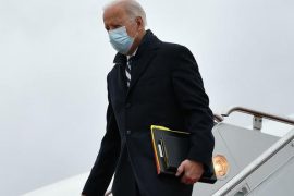 Joe Biden descendant de l’avion présidentiel Air Force One.