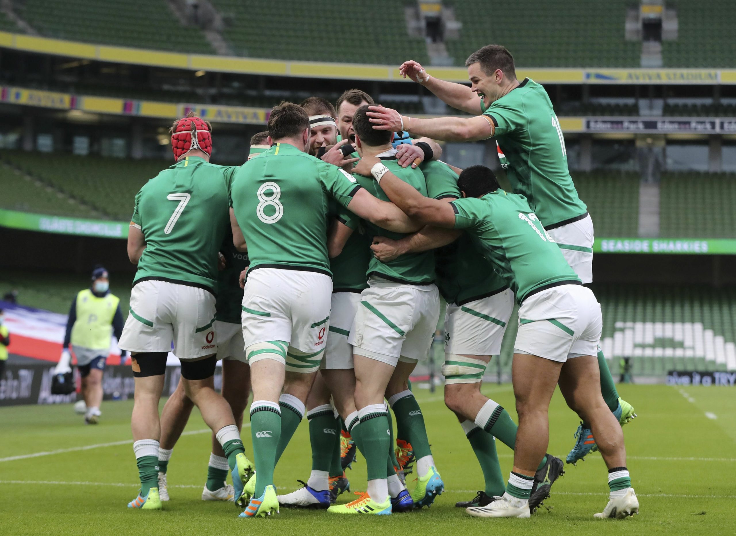 Ireland, dominated by England, won another red with a 32-18 victory

