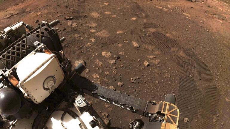Video "Perseverance" robot moves to the surface of Mars for the first time