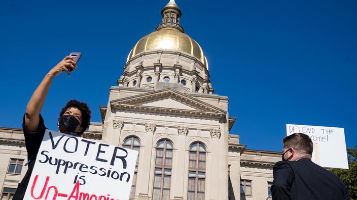 Manifestation devant le Capitole de Géorgie, à Atlanta, contre les lois électorales limitant l