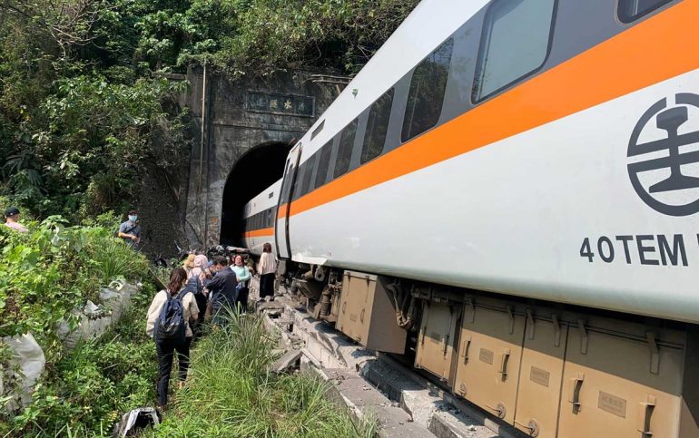 World train crash kills train in Taiwan