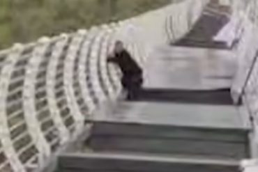 Video: A glass bridge collapses and a man is trapped 100 meters high