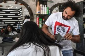 This original hairdresser cuts his clients' hair with a chopper or blowtorch - West-France Evening Edition