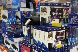Bislang vertreibt Sony Interactive das PlayStation-Sortiment ausschließlich über Einzelhändler wie Saturn - demnächst wird sich das ändern.