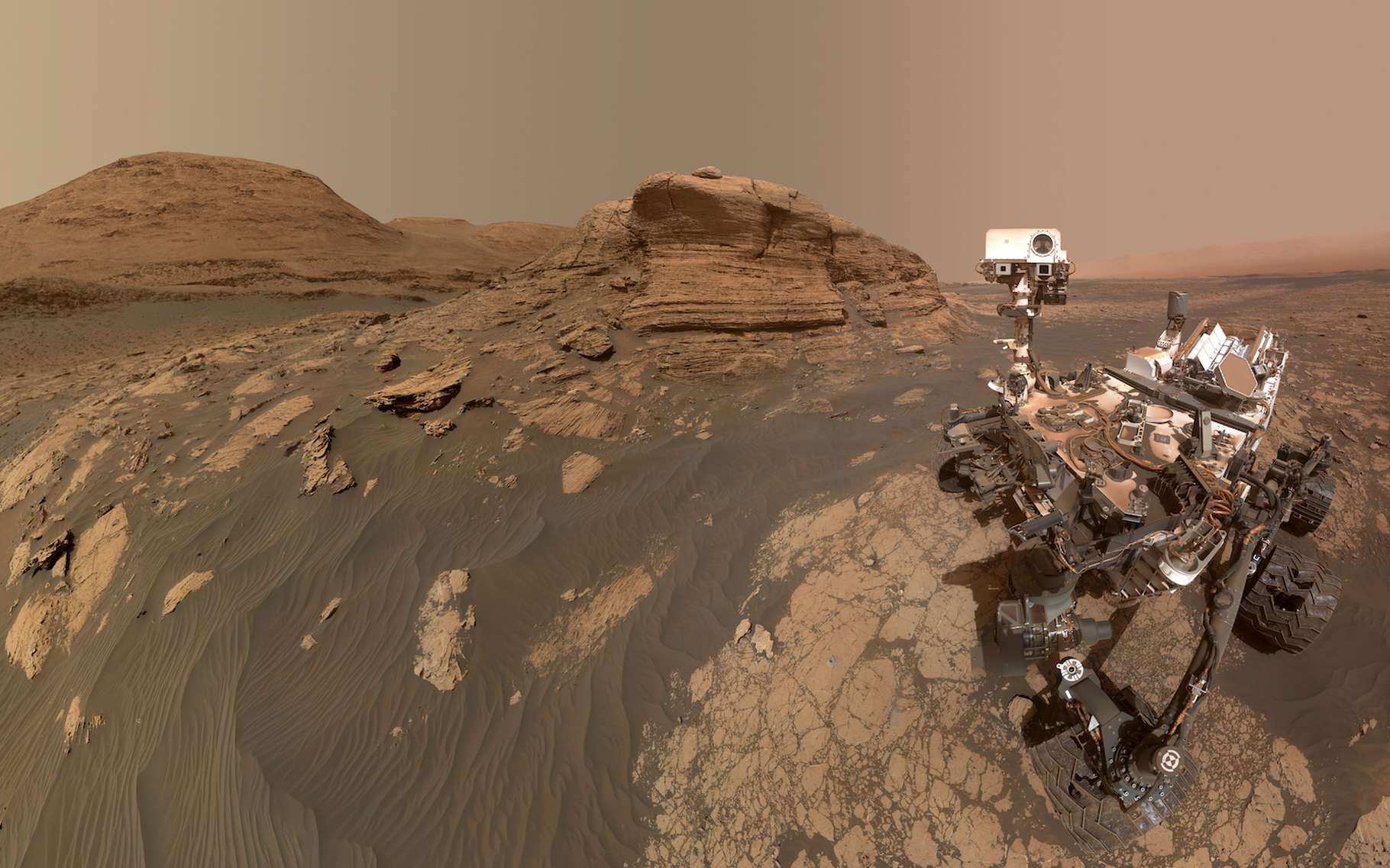 Une mission pour Curiosity : partir à la recherche de sels organiques sur Mars qui pourraient éclairer sur une vie possible sur la Planète rouge. (En photo, Curiosity pose devant le mont Mercou). © Nasa, JPL-Caltech, MSSS