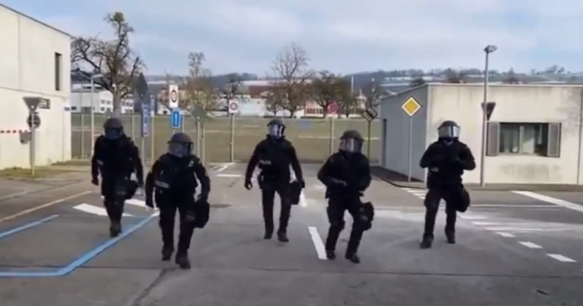 Swiss police challenge a Garda Savocana with a dance