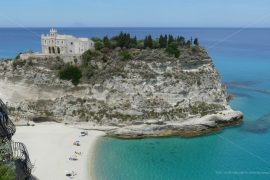 Will Calabria save tourism as a "land of the fathers", a place for immigrants?