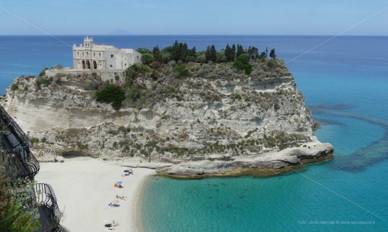 Will Calabria save tourism as a "land of the fathers", a place for immigrants?