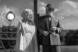 HANDOUT - Amanda Seyfried (l) und Gary Oldman in einer Szene aus «Mank». Foto: Uncredited/Netflix/AP/dpa - ACHTUNG: Nur zur redaktionellen Verwendung bis zum 29.03.2021 im Zusammenhang mit einer Berichterstattung über den Film und nur mit vollständiger…