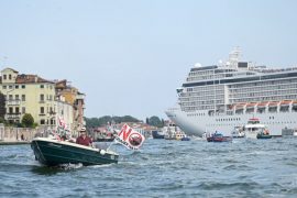 In a controversial atmosphere, Venice reopens its lake for cruises