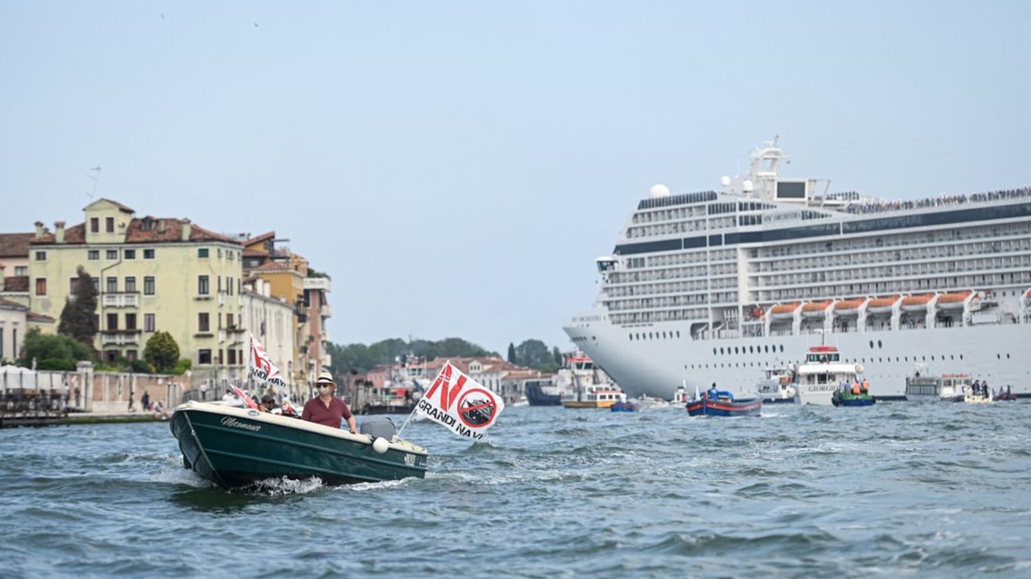 In a controversial atmosphere, Venice reopens its lake for cruises

