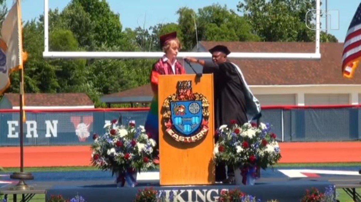   Student interrupts graduation speech while talking about being LGBTQIA + in the US;  Watch Video |  The world

