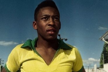 Ein Foto des brasilianischen Fußballstars Pelé in jungen Jahren. Er trägt das gelbe Trikot der brasilianischen Nationalmannschaft. (Courtesy Netflix)