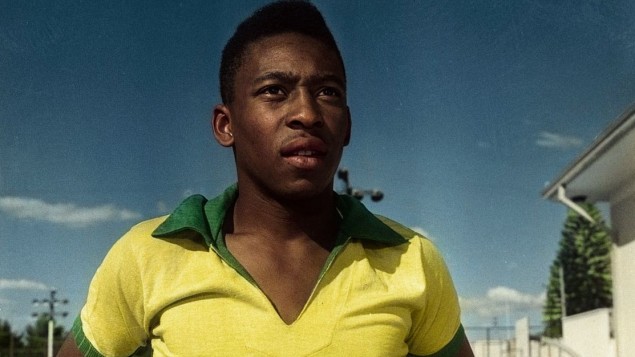 Ein Foto des brasilianischen Fußballstars Pelé in jungen Jahren. Er trägt das gelbe Trikot der brasilianischen Nationalmannschaft. (Courtesy Netflix)