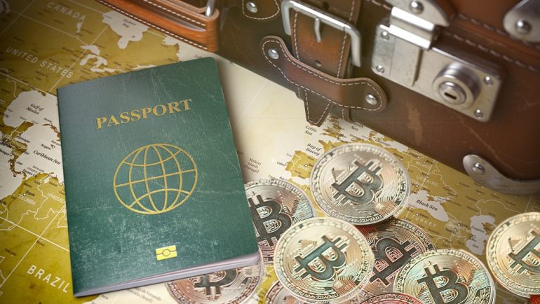 Pasaporte con bitcoins y mapa.