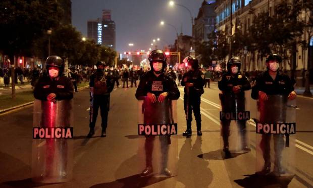 In Lima, Peru, police block a street to prevent clashes between candidate Keiko Fujimori and Pedro Castillo Photo: Alessandro Cinque / REUTERS