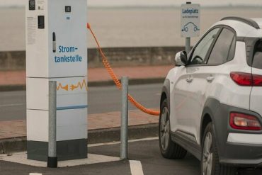 Electric cars, just 70% of the charging points in the three EU countries.  Manufacturers Association threatens two-speed Europe