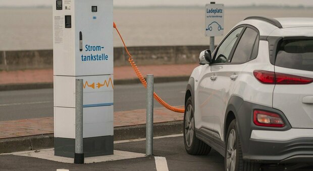 Electric cars, just 70% of the charging points in the three EU countries.  Manufacturers Association threatens two-speed Europe