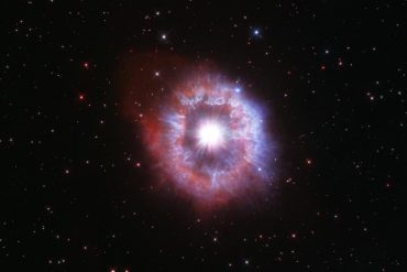 Dalam rangka 31 tahun beroperasinya teleskop Hubble, NASA merilis foto bintang yang disebut ‘celebrity star’ yang jauh dan sangat indah.