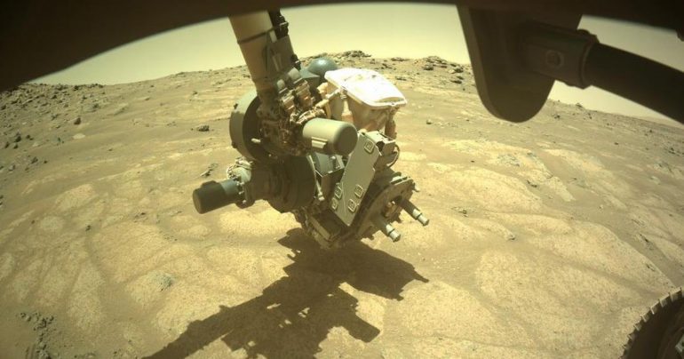 NASA rover explores the "garden floor" at the bottom of Lake Mars