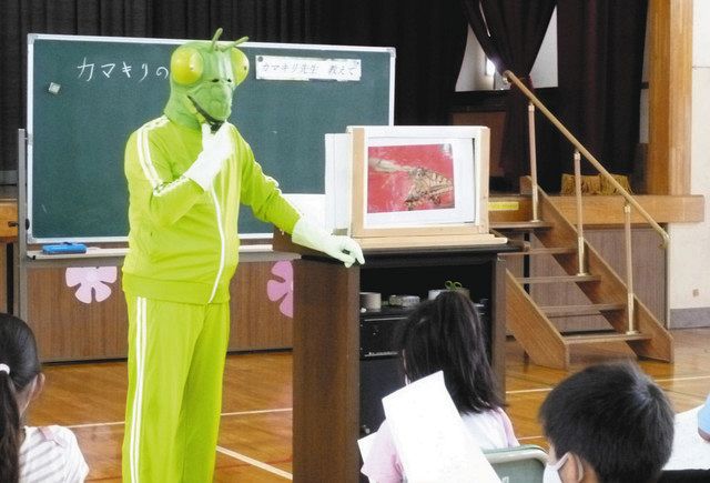 Mr. Okuma wears a Mantis mask and teaches at Haramichi Elementary School in Caso City.