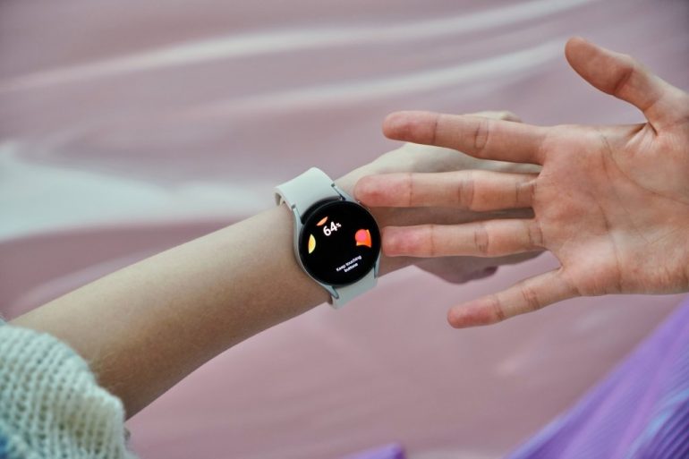 Anxiety of patients using connected watches that abuse health sensors