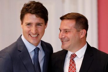 Le premier ministre Justin Trudeau (à gauche) et Marco Mendicino ministre de l