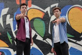 The twins recreated Beagis 'dance "Stein' Alive" in the middle of the street.